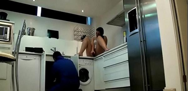  Hidden Cam Dangerous Woman, Plumber Was Captivated